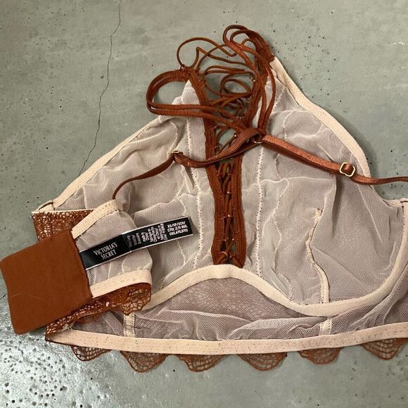 Victoria's Secret Cross-Strapped High-Necked Bra - Picture 5 of 6